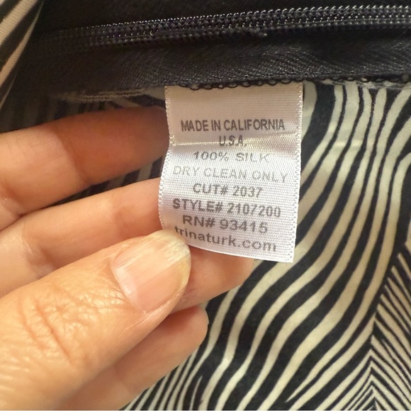 Trina Turk Black and White 100% Silk Swirl Blouse Size Small - Picture 8 of 16